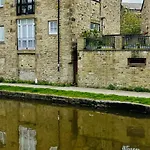 Cosy Refurbished Canalside דירה *
