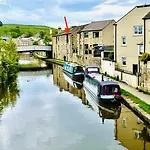 Cosy Refurbished Canalside *