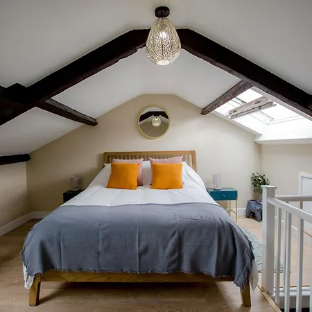 Cosy Refurbished Canalside Apartment Skipton