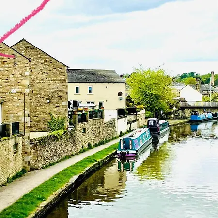 Cosy Refurbished Canalside * Skipton