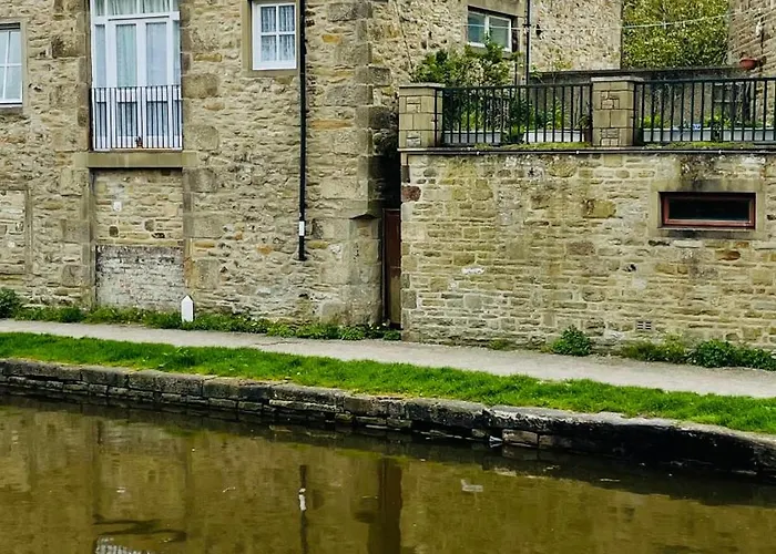 Cosy Refurbished Canalside Apartment *
