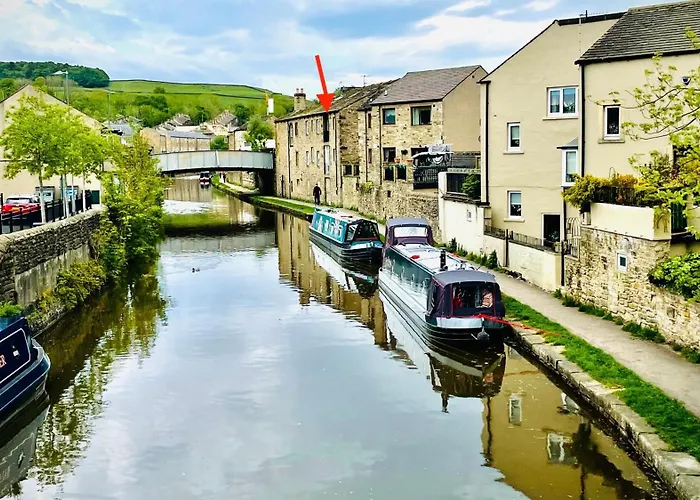 Cosy Refurbished Canalside *